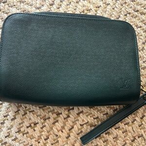 Louis vuitton Taiga green clutch